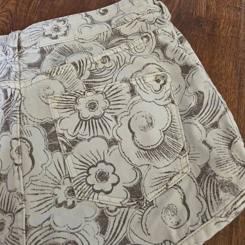 Pilcro High Rise Dolphin Cut Shorts - Picture 8 of 9